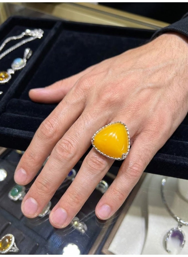 عام خاتم مثلث الشكل من الكهرمان الصناعي قابل للتعديل، مناسب للرجال والنساء. - Image 1